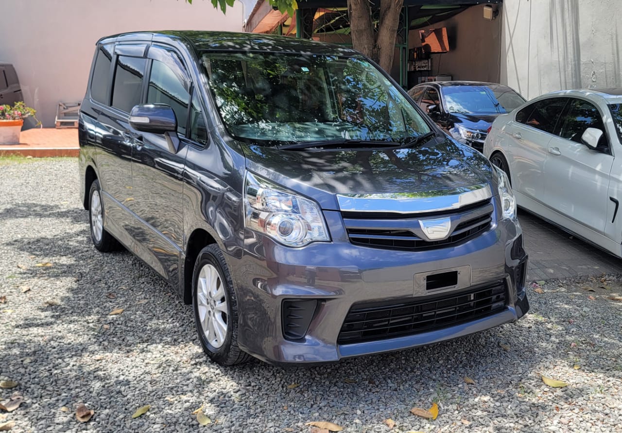 Toyota noah 2013